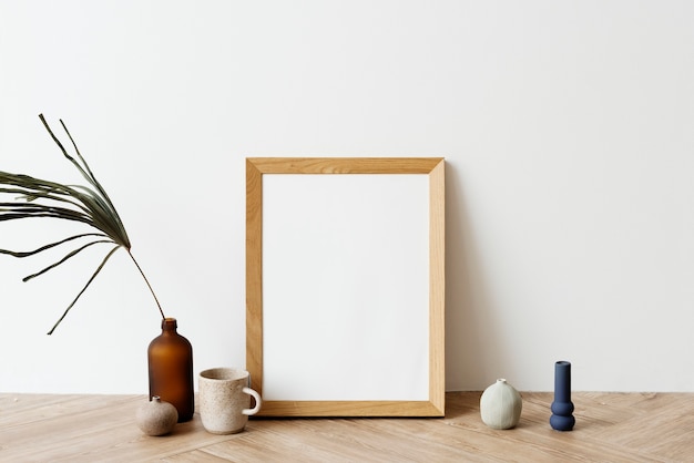 Cadre en bois sur un élément de design de parquet