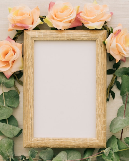 Cadre en bois, fleurs et feuilles