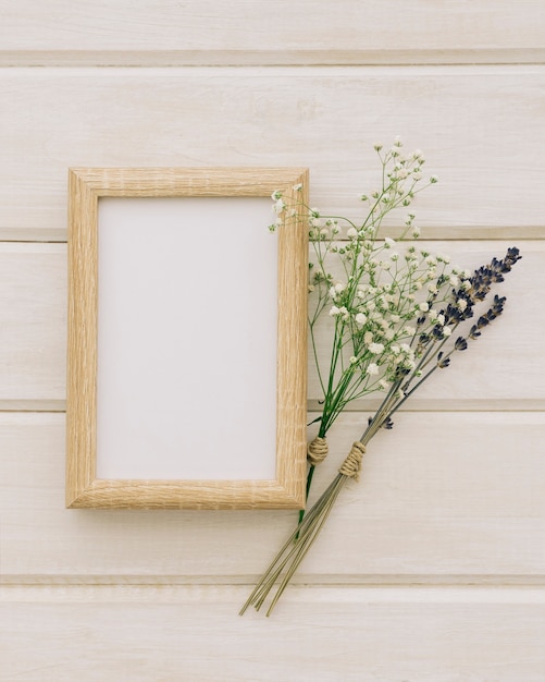 Cadre en bois avec quelques bouquets de fleurs