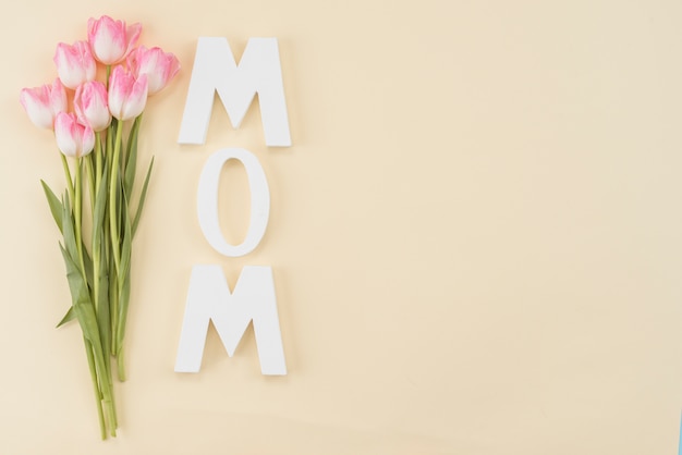 Photo gratuite cadre avec bouquet de tulipes et titre maman