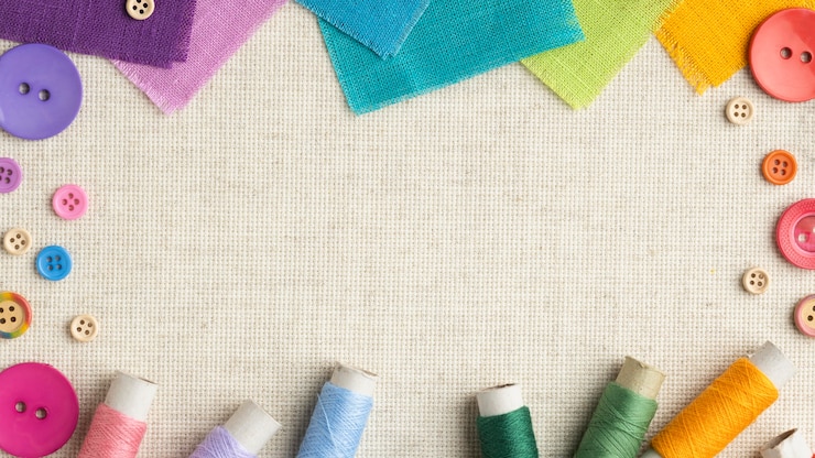 Photo gratuit cadre de boutons et de tissus colorés