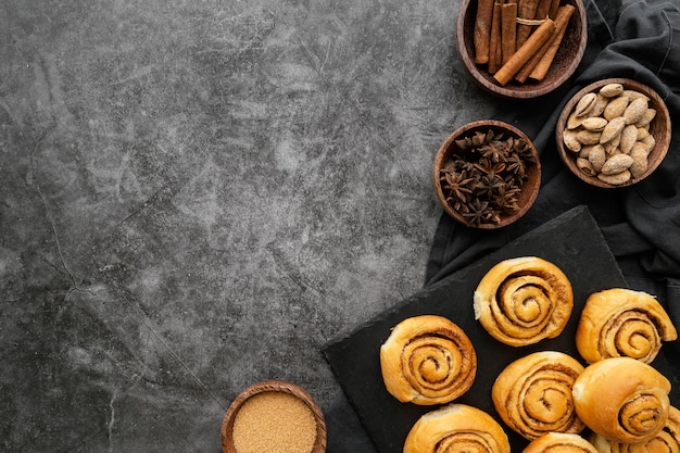 Cadre de brioches à la cannelle avec espace copie