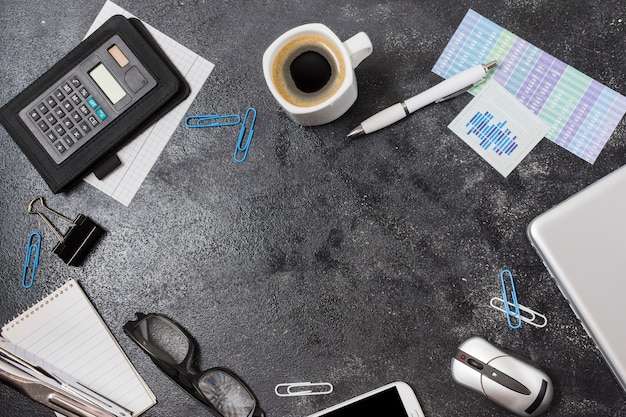 Cadre de bureau sur une table