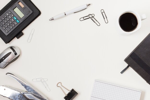 Cadre de bureau sur une table