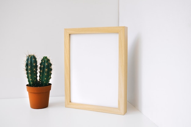 Photo gratuite cadre et cactus dans le coin