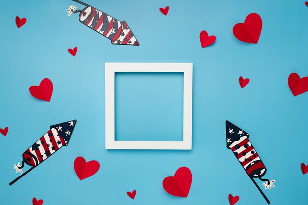 cadre carré blanc sur fond bleu avec des coeurs en papier et des feux d'artifice pour la fête de l'indépendance
