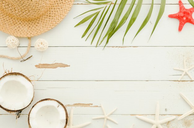 Cadre de chapeau de paille, étoiles de mer et feuille de palmier