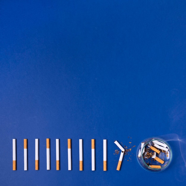 Photo gratuite cadre de cigarettes sur fond bleu