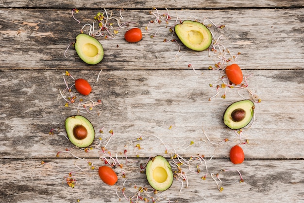 Cadre Circulaire En Avocat Coupé En Deux; Tomates Et Choux Sur Le Bureau En Bois