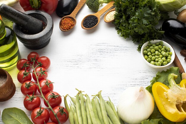 Cadre circulaire avec des légumes crus à plat