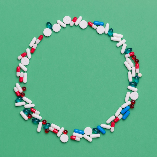 Cadre circulaire avec des pilules colorées
