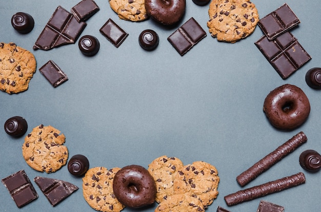 Photo gratuite cadre circulaire vue de dessus avec des bonbons au chocolat