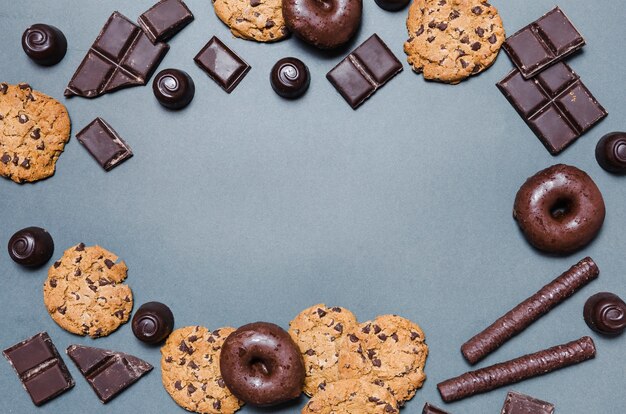 Cadre circulaire vue de dessus avec des bonbons au chocolat