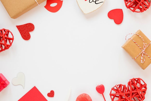 Cadre coeurs et cadeaux pour la Saint-Valentin