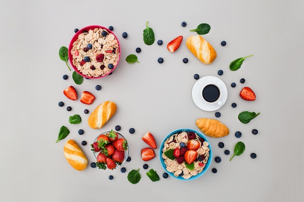 Cadre composé d&#39;aliments frais pour le petit-déjeuner sur fond gris