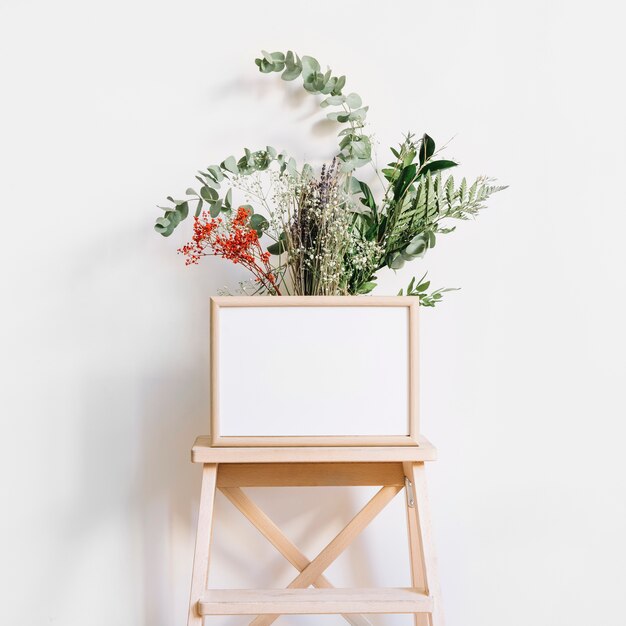 Cadre devant des plantes sur un tabouret