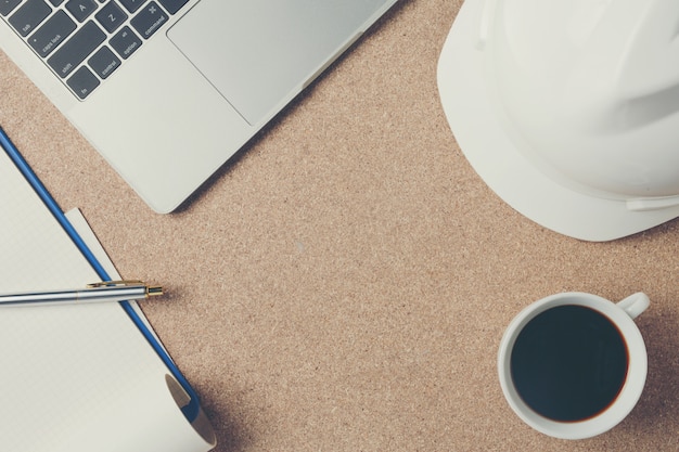 Photo gratuite cadre d'espace d'équipement de bureau placé sur un plancher de contreplaqué marron.