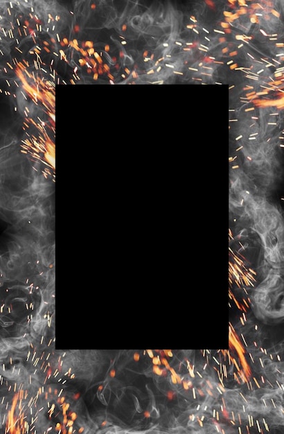 Cadre fait de fumée et d'étincelles chaudes sur fond noir. Gros plan, copiez l'espace pour votre conception, texte ou images