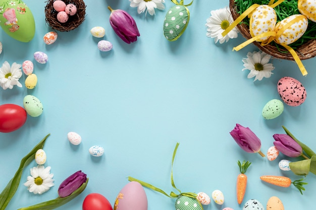 Cadre fait d'ornements et d'oeufs pour Pâques