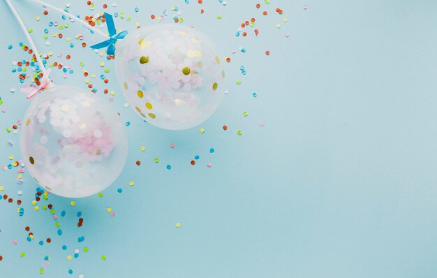 Cadre de fête plat avec ballons et espace de copie