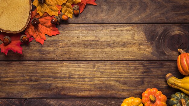 Cadre de feuilles d&#39;automne et de citrouilles