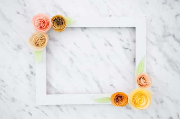 Photo gratuite cadre floral élégant blanc sur fond de marbre