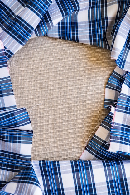 Cadre formant un tissu à carreaux bleu et blanc