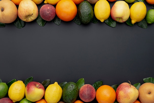 Cadre de fruits avec une variété de limes et de citrons