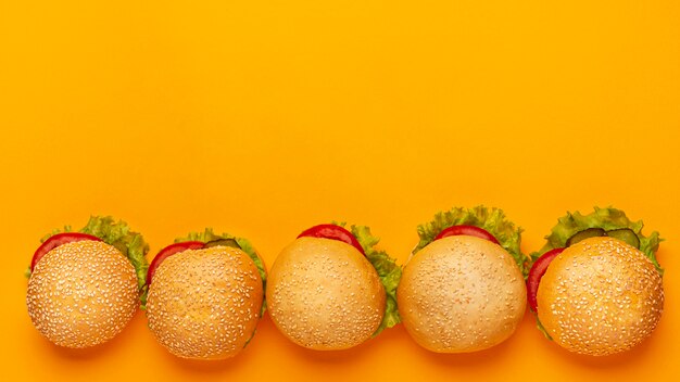 Cadre de hamburgers vue de dessus avec fond orange