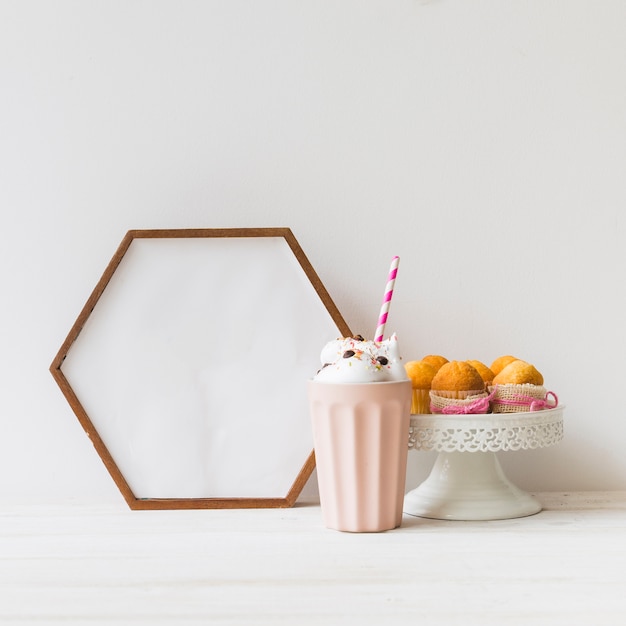 Cadre hexagonal et milkshake