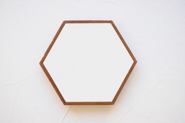 Un cadre hexagonal vide sur fond blanc