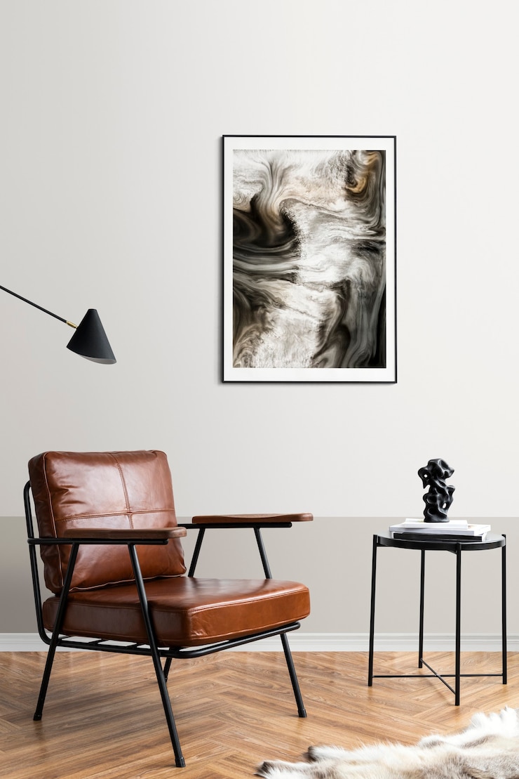Photo gratuit un cadre d'image près d'une table à café dans un salon.