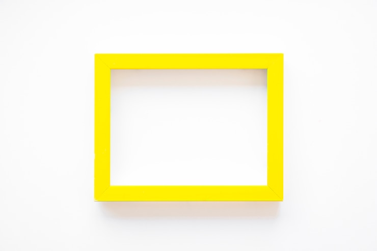 Photo gratuit cadre jaune sur blanc