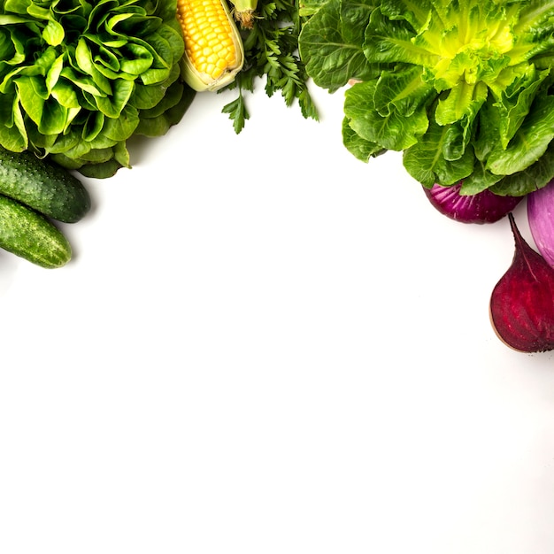 Cadre de légume sur fond blanc avec espace de copie