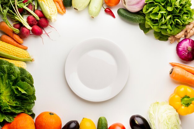 Cadre de légumes vue de dessus avec assiette vide