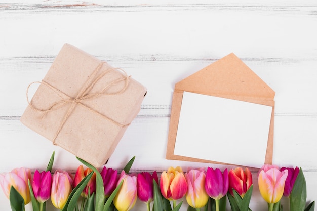Cadre lettre et boite cadeau avec tulipe