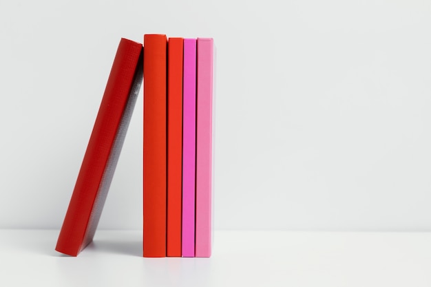 Cadre de livres colorés avec espace copie