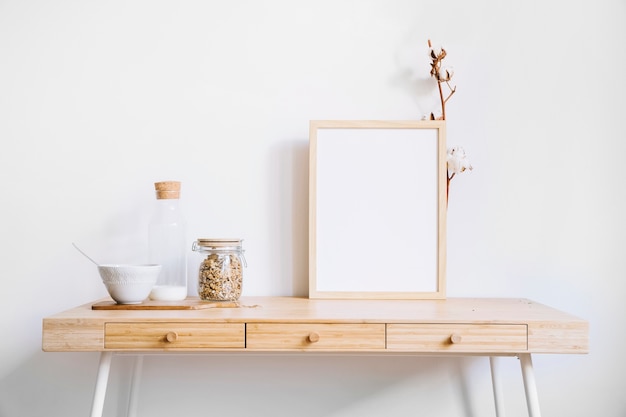 Cadre et lunettes sur la table