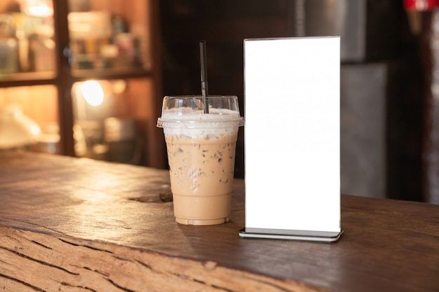 Cadre de menu debout sur une table en bois dans un café. espace pour la promotion de marketing de texte