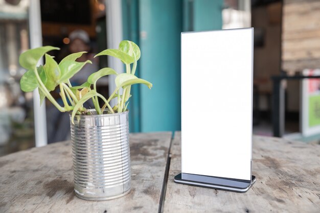 Cadre de menu debout sur une table en bois