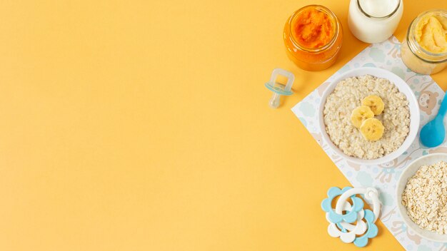 Cadre de nourriture pour bébé avec fond jaune