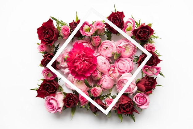 Photo gratuite cadre et oeillet sur pivoines et roses