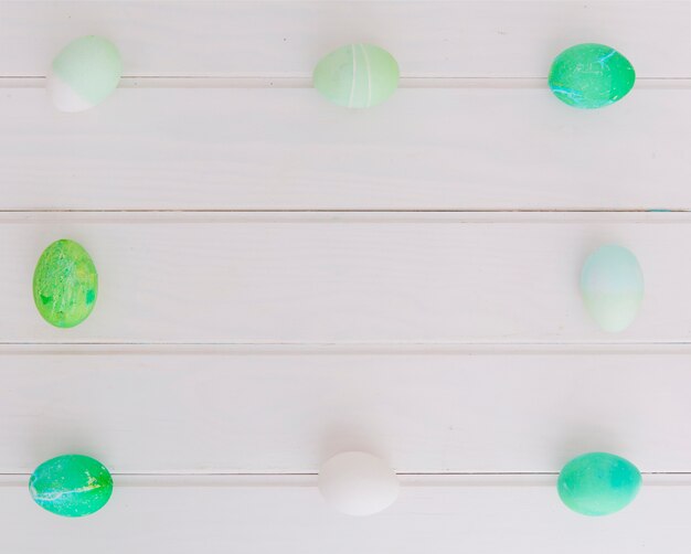 Photo gratuite cadre d'oeufs de pâques lumineux sur le bureau