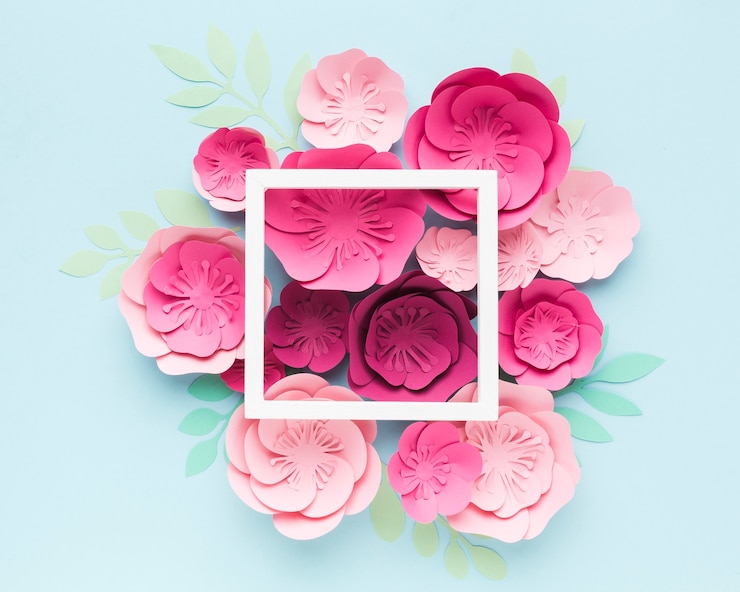 Photo gratuit cadre avec ornement en papier floral à côté