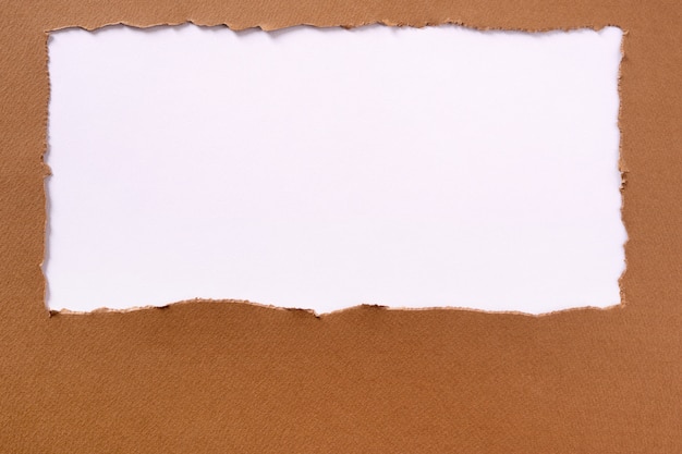 Cadre de papier brun déchiré oblong