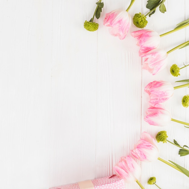 Photo gratuite cadre pastel avec tulipes