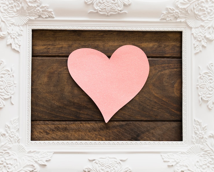 Photo gratuit cadre photo blanc avec motifs de fleurs et symbole du coeur