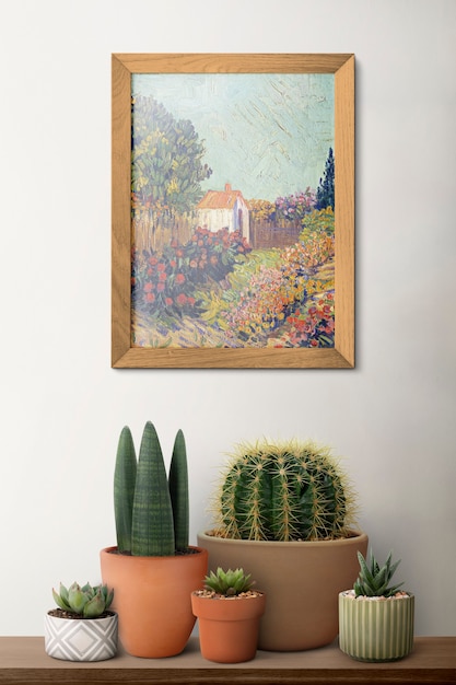 Cadre photo en bois sur une étagère avec cactus