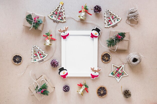 Cadre photo entre les décorations de Noël et les coffrets cadeaux