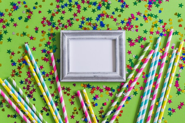 Cadre photo gris avec des confettis et des bâtons colorés